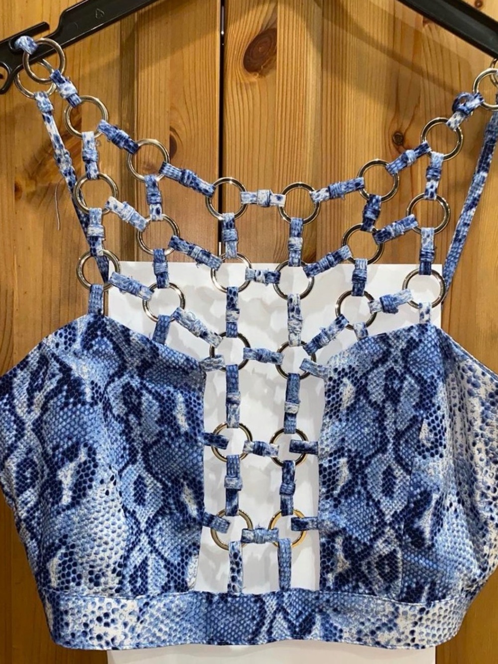 LF MILLAU Blue Snake-Print Loop Ring Chain Link Crop Top - Picture 2 of 7